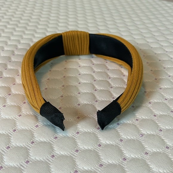 Cute headbands with a knot on top. Pink, grey, mustard, and tan. - Picture 4 of 11